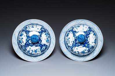Exceptionnelle paire de grands vases couverts en porcelaine de Chine en bleu et blanc, 19/20&egrave;me