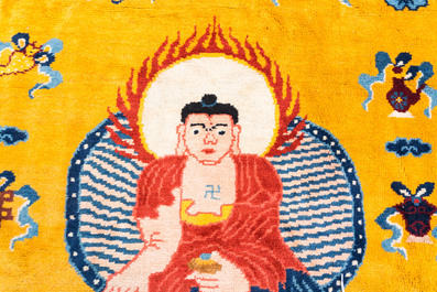 Grand tapis &agrave; d&eacute;cor du Bouddha de M&eacute;decine ou Bhaishajyaguru sur fond jaune, possiblement Ningxia, Chine, 19/20&egrave;me