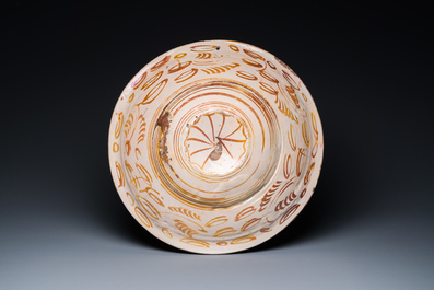 A very fresh large Hispano-Moresque lustre-glazed dish with ornamental design, Spain, 16th C.