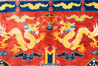 Grand tapis &agrave; d&eacute;cor du Bouddha de M&eacute;decine ou Bhaishajyaguru sur fond jaune, possiblement Ningxia, Chine, 19/20&egrave;me