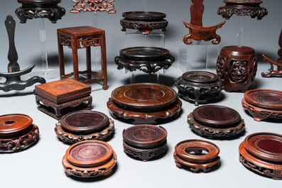 Collection de 25 socles en bois sculpt&eacute;, Chine, 19/20&egrave;me