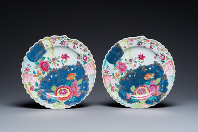 Paire d'assiettes en porcelaine de Chine famille rose &agrave; d&eacute;cor de feuilles de tabac, Qianlong