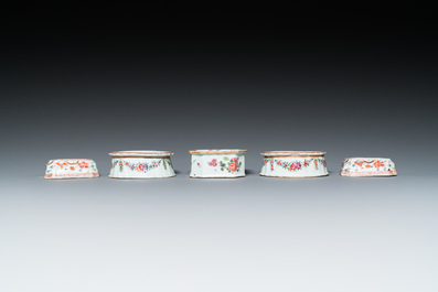 Cinq salerons en porcelaine de Chine famille rose, Qianlong