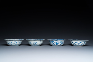 Quatre bols de type klapmuts en porcelaine de Chine en bleu et blanc de type kraak, Wanli