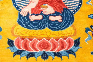 Grand tapis &agrave; d&eacute;cor du Bouddha de M&eacute;decine ou Bhaishajyaguru sur fond jaune, possiblement Ningxia, Chine, 19/20&egrave;me