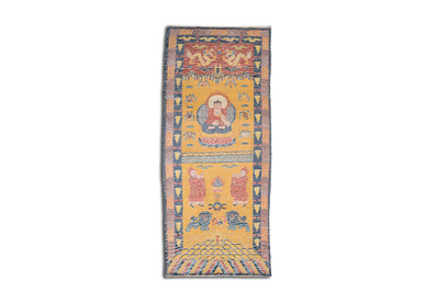 Een groot Chinees tapijt met de genezende Boeddha of Bhaishajyaguru op een gele fondkleur, mogelijk Ningxia, 19/20e eeuw