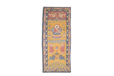 Grand tapis &agrave; d&eacute;cor du Bouddha de M&eacute;decine ou Bhaishajyaguru sur fond jaune, possiblement Ningxia, Chine, 19/20&egrave;me