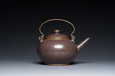 Th&eacute;i&egrave;re couverte en gr&egrave;s pourpre de Yixing poli pour le march&eacute; thai, marque de Gong Ju 貢局, Chine, 19&egrave;me