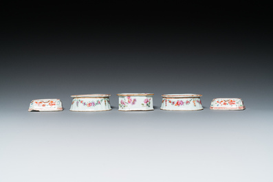 Cinq salerons en porcelaine de Chine famille rose, Qianlong