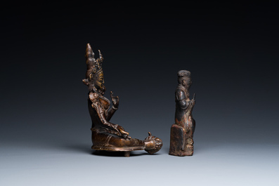 Een Chinese bronzen figuur van Wenchang Wang en een Tara in koperlegering, Ming en 19/20e eeuw