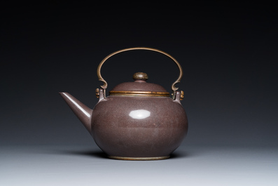 Th&eacute;i&egrave;re couverte en gr&egrave;s pourpre de Yixing poli pour le march&eacute; thai, marque de Gong Ju 貢局, Chine, 19&egrave;me