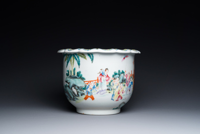 Une jardini&egrave;re sur support et un vase en porcelaine de Chine famille rose, marque de Hongxian et de Qianlong, R&eacute;publique