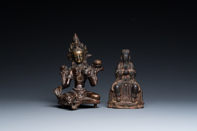 Een Chinese bronzen figuur van Wenchang Wang en een Tara in koperlegering, Ming en 19/20e eeuw