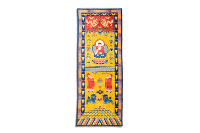 Grand tapis &agrave; d&eacute;cor du Bouddha de M&eacute;decine ou Bhaishajyaguru sur fond jaune, possiblement Ningxia, Chine, 19/20&egrave;me
