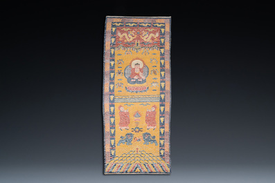 Een groot Chinees tapijt met de genezende Boeddha of Bhaishajyaguru op een gele fondkleur, mogelijk Ningxia, 19/20e eeuw