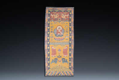 Grand tapis &agrave; d&eacute;cor du Bouddha de M&eacute;decine ou Bhaishajyaguru sur fond jaune, possiblement Ningxia, Chine, 19/20&egrave;me