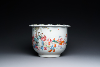 Une jardini&egrave;re sur support et un vase en porcelaine de Chine famille rose, marque de Hongxian et de Qianlong, R&eacute;publique