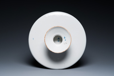 Tazza aux m&eacute;daillons en relief en fa&iuml;ence de Delft en bleu et blanc, 1&egrave;re moiti&eacute; du 18&egrave;me