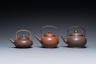 Three Chinese polished Yixing stoneware teapots and covers for the Thai market, Gong Ju 贡局 mark, 19th C.