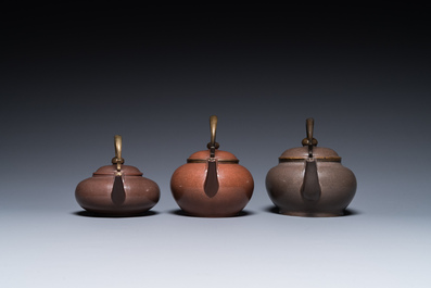 Three Chinese polished Yixing stoneware teapots and covers for the Thai market, Gong Ju 贡局 mark, 19th C.