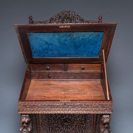 Bureau anglo-indien colonial en bois sculpt&eacute; au compartiment cach&eacute;, 19&egrave;me