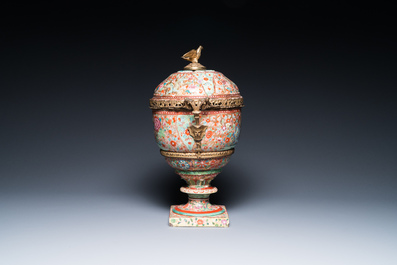 Rare grand bol couvert en porcelaine de Chine famille rose surd&eacute;cor&eacute;e en Europe sur piedouche en porcelaine de Samson, Qianlong et 19&egrave;me