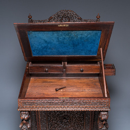 Bureau anglo-indien colonial en bois sculpt&eacute; au compartiment cach&eacute;, 19&egrave;me