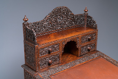 Bureau anglo-indien colonial en bois sculpt&eacute; au compartiment cach&eacute;, 19&egrave;me