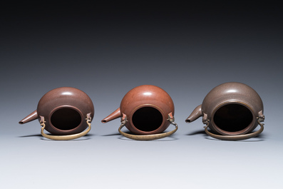 Three Chinese polished Yixing stoneware teapots and covers for the Thai market, Gong Ju 贡局 mark, 19th C.