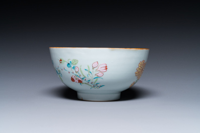 Bol en porcelaine de Chine famille rose &agrave; d&eacute;cor floral, Yongzheng