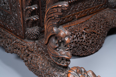 Bureau anglo-indien colonial en bois sculpt&eacute; au compartiment cach&eacute;, 19&egrave;me