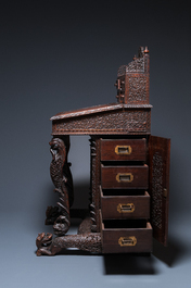 Bureau anglo-indien colonial en bois sculpt&eacute; au compartiment cach&eacute;, 19&egrave;me