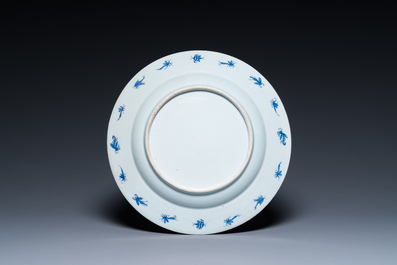 Plat en porcelaine de Chine en bleu et blanc &agrave; d&eacute;cor des 'Dames au parasol' d'apr&egrave;s Cornelis Pronk, Qianlong