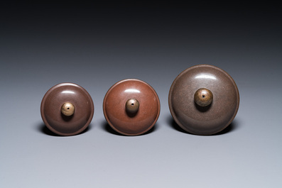 Three Chinese polished Yixing stoneware teapots and covers for the Thai market, Gong Ju 贡局 mark, 19th C.