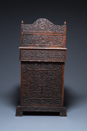 Bureau anglo-indien colonial en bois sculpt&eacute; au compartiment cach&eacute;, 19&egrave;me