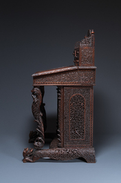 Bureau anglo-indien colonial en bois sculpt&eacute; au compartiment cach&eacute;, 19&egrave;me