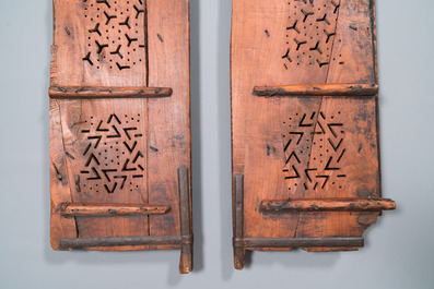 Paire de portes en bois sculpt&eacute; aux motives g&eacute;om&eacute;triques, Afrique du Nord, 19&egrave;me