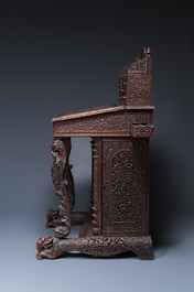 Bureau anglo-indien colonial en bois sculpt&eacute; au compartiment cach&eacute;, 19&egrave;me