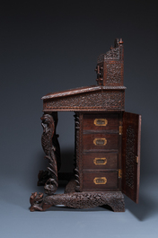 Bureau anglo-indien colonial en bois sculpt&eacute; au compartiment cach&eacute;, 19&egrave;me