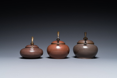 Three Chinese polished Yixing stoneware teapots and covers for the Thai market, Gong Ju 贡局 mark, 19th C.