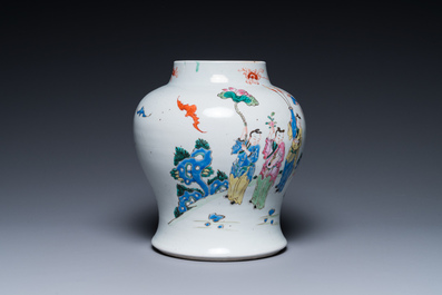 Vase en porcelaine de Chine famille rose &agrave; d&eacute;cor de gar&ccedil;ons jouant, Yongzheng