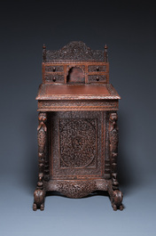 Bureau anglo-indien colonial en bois sculpt&eacute; au compartiment cach&eacute;, 19&egrave;me