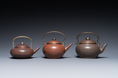 Three Chinese polished Yixing stoneware teapots and covers for the Thai market, Gong Ju 贡局 mark, 19th C.