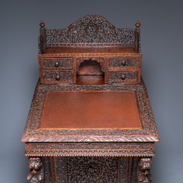 Bureau anglo-indien colonial en bois sculpt&eacute; au compartiment cach&eacute;, 19&egrave;me