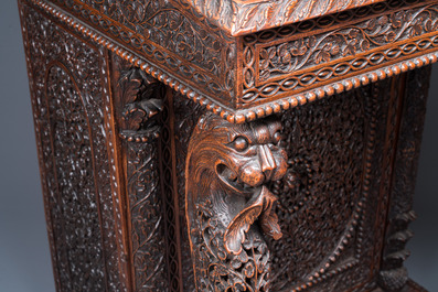 Bureau anglo-indien colonial en bois sculpt&eacute; au compartiment cach&eacute;, 19&egrave;me