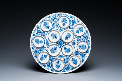 Tazza aux m&eacute;daillons en relief en fa&iuml;ence de Delft en bleu et blanc, 1&egrave;re moiti&eacute; du 18&egrave;me