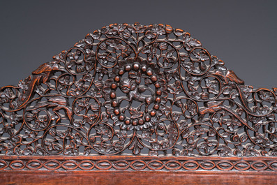 Bureau anglo-indien colonial en bois sculpt&eacute; au compartiment cach&eacute;, 19&egrave;me