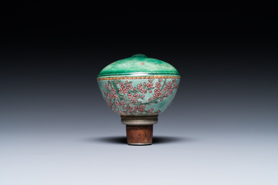 Rare pipe &agrave; opium en porcelaine de Chine aux sujets narratifs, 19&egrave;me