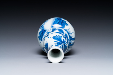 A Chinese blue and white double gourd vase with a scholar and two students, Transitional period