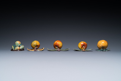 Vier polychrome Delftse hangende appels en een zeldzaam tafelstuk met appels en peren, 18e eeuw
